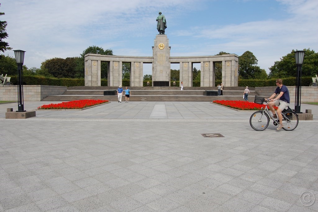 Sowjetisches Ehrenmal Tiergarten Berlin Tour